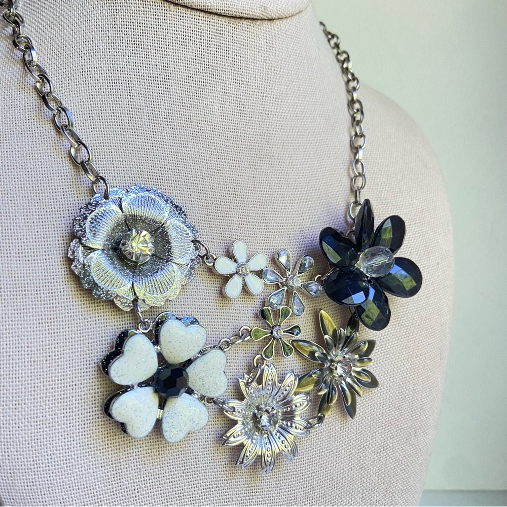 Black and white floral bib statement necklace in lightweight silvertone metal - Picture 9 of 9
